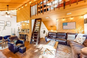 Téléviseur, foyer, livres