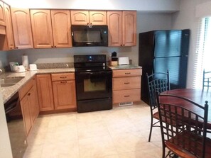 Een koelkast, een magnetron, een oven, een kookplaat