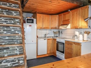 Refrigerador, microondas, lavavajillas y utensilios de cocina 