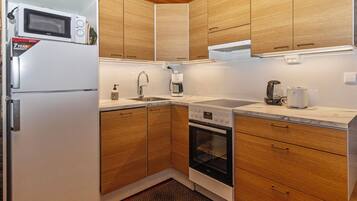 Fridge, microwave, dishwasher, cookware/dishes/utensils