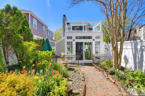 421 Irie: Simply Charming 2 Story COTTAGE!! Private Pool!! 1 Off Street Parking!