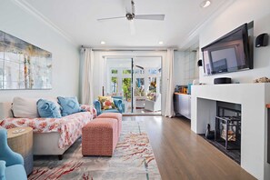 Smart-tv, eldstad, böcker och en stereo