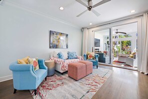 Smart-tv, eldstad, böcker och en stereo