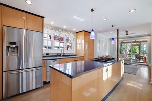 Kylskåp, mikrovågsugn, ugn och spishäll