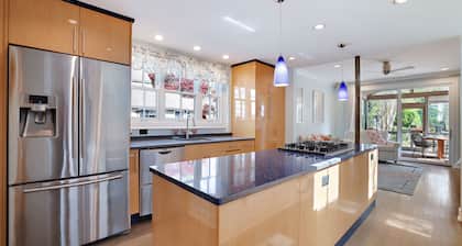 421 Irie: Simply Charming 2 Story COTTAGE!! Private Pool!! 1 Off Street Parking!