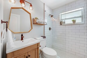 Shower, hair dryer, towels, shampoo - Remodeled Downtown Apartment #1 (West Palm Beach)