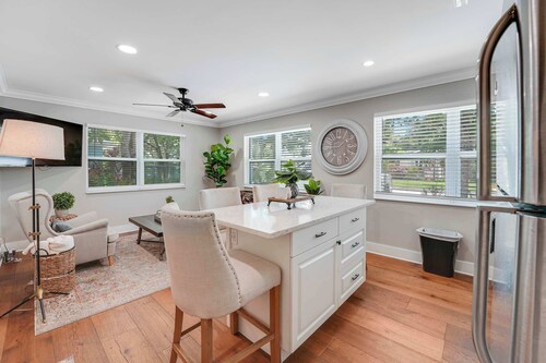 Remodeled Downtown Apartment #1