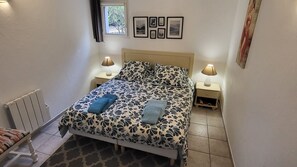 2 dormitorios, escritorio, tabla de planchar con plancha y cuna de viaje