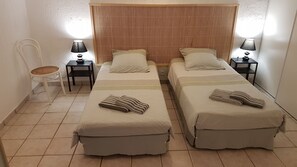 2 Schlafzimmer, Schreibtisch, Bügeleisen/Bügelbrett, Reisekinderbett