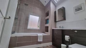 Casa | Baño | Tina con regadera, tina profunda, secadora de cabello, toallas