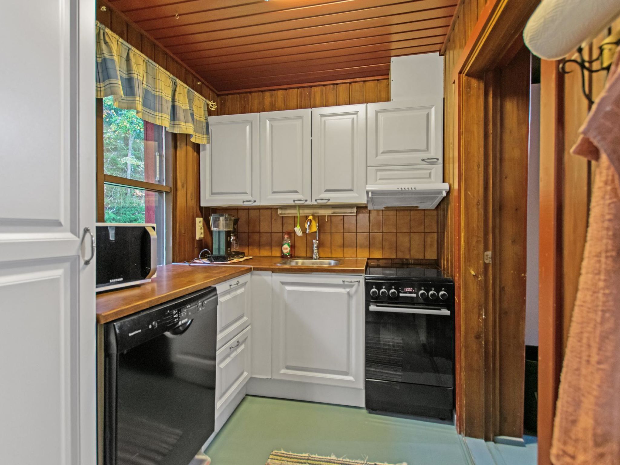 Kühlschrank, Mikrowelle, Geschirrspüler, Kochgeschirr/Geschirr/Besteck