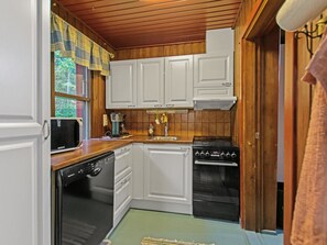 Frigorífico, microondas, lavavajillas y utensilios de cocina