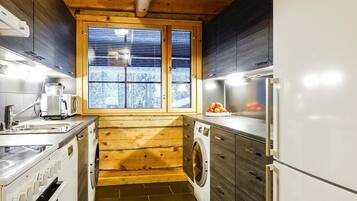 Frigorifero, microonde, lavastoviglie, pentole/stoviglie/utensili