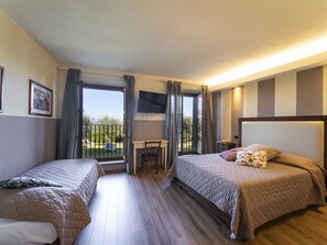 13 chambres, bureau, accès Internet