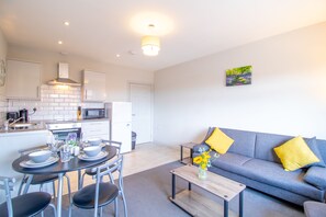 TV, offices - Impeccable 1-Bed Apartment in Sunderland (Sunderland)