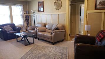 TV connectée, lecteur de DVD, livres