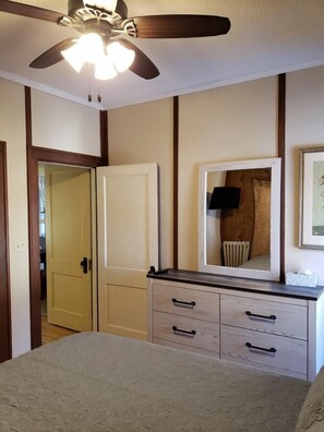 2 chambres, bureau, fer et planche à repasser, lit parapluie