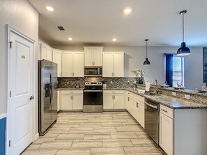 冰箱、微波炉、烤箱、炉灶