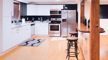 Frigorífic, microones, forn i placa de cuina