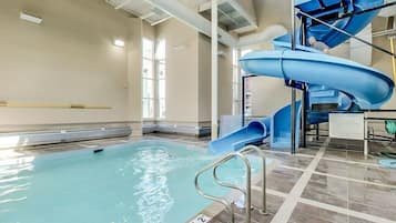 Alberca techada y alberca al aire libre