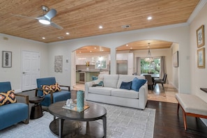 Smart TV - Steps to Beach, Restaurants, and Bars! Gourmet Kitchen, Jacuzzi, Private Yard! $300 in Free Tickets! (St. Augustine)
