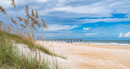 Steps to Beach, Restaurants, and Bars! Gourmet Kitchen, Jacuzzi, Private Yard! $300 in Free Tickets!