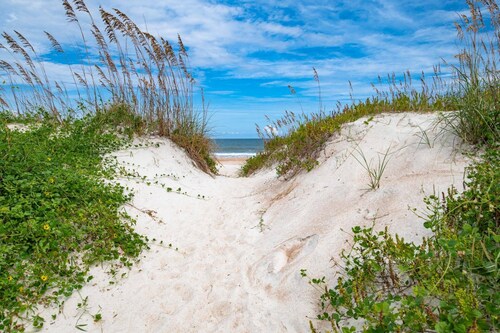 Steps to Beach, Restaurants, and Bars! Gourmet Kitchen, Jacuzzi, Private Yard! $300 in Free Tickets!