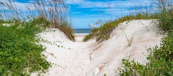 Steps to Beach, Restaurants, and Bars! Gourmet Kitchen, Jacuzzi, Private Yard! $300 in Free Tickets!