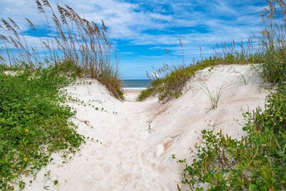 Steps to Beach, Restaurants, and Bars! Gourmet Kitchen, Jacuzzi, Private Yard! $300 in Free Tickets!