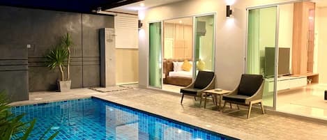 حمام سباحة خاص