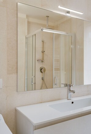 Shower, hair dryer, bidet, towels