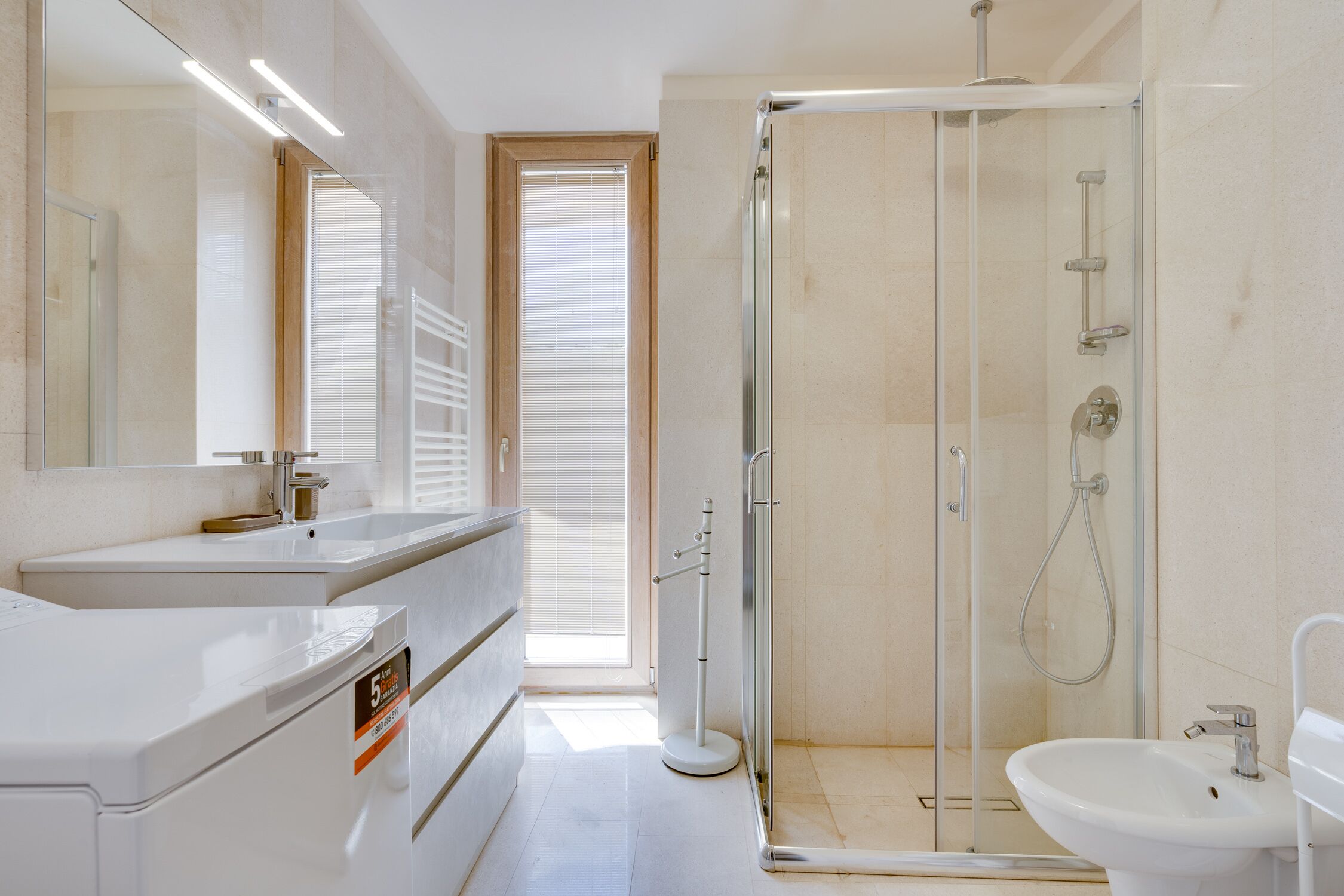 Douche, sèche-cheveux, bidet, serviettes fournies