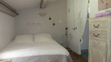 1 bedroom, bed sheets