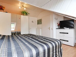 2 bedrooms, iron/ironing board, travel cot, WiFi