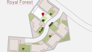 Ein Grundriss eines Wohngebiets mit einem roten, zentral platzierten Punkt, der mit „Royal Forest“ beschriftet ist.