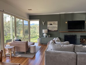 Smart TV, chimenea, reproductor de DVD y tenis de mesa