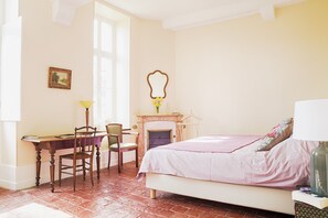 3 bedrooms, iron/ironing board, free WiFi, bed sheets - Maison Seguin du Château de Commarin (Commarin)