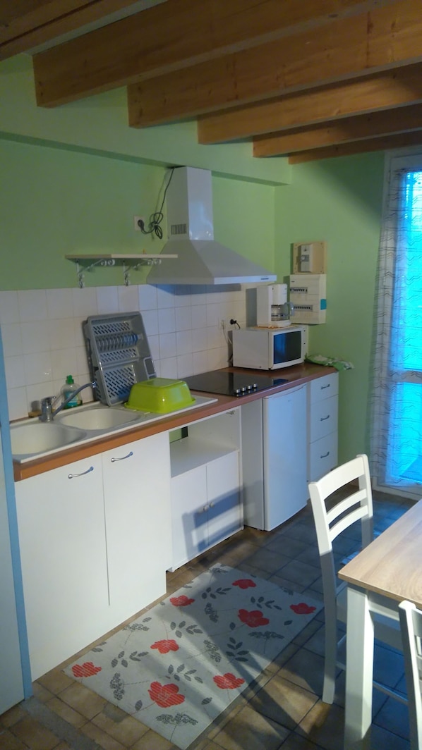 Refrigerador, microondas, parrilla de estufa y cafetera y tetera 