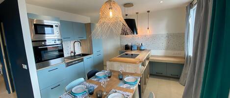 Frigorifero, microonde, forno, piano cottura