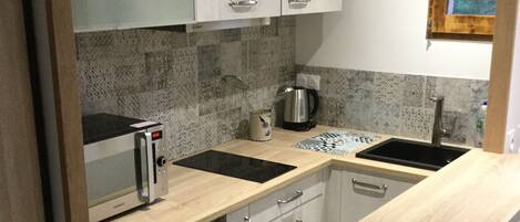 Fridge, microwave, stovetop, coffee/tea maker