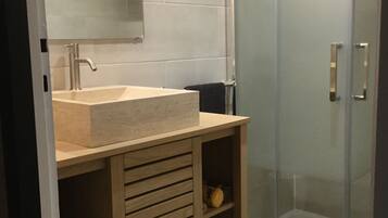Shower, hair dryer, toilet paper