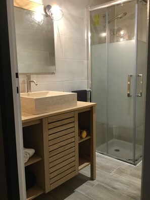 Dusche, Haartrockner, Toilettenpapier
