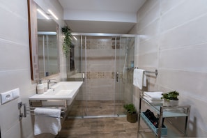 Shower, hair dryer, bidet, towels - La Era con Encanto: Amazing villa in south Córdoba, heart of Andalusia, pool (Rute)
