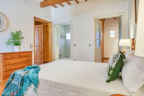 4 slaapkamers, een bureau, een strijkplank/strijkijzer, wifi