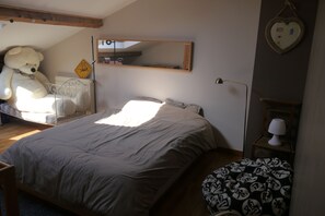 5 quartos, ferros/tábuas de passar roupa, berço de viagem