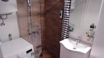 Apartment | Bathroom | Shower, hair dryer, towels