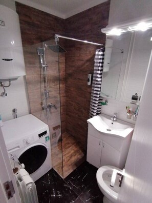 Apartment | Bathroom | Shower, hair dryer, towels