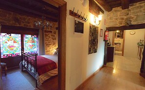 2 bedrooms, iron/ironing board, travel cot, free WiFi