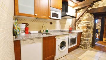 Een koelkast, een magnetron, een oven, een kookplaat