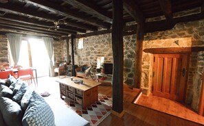 Unclassified image, 2 of 47, button